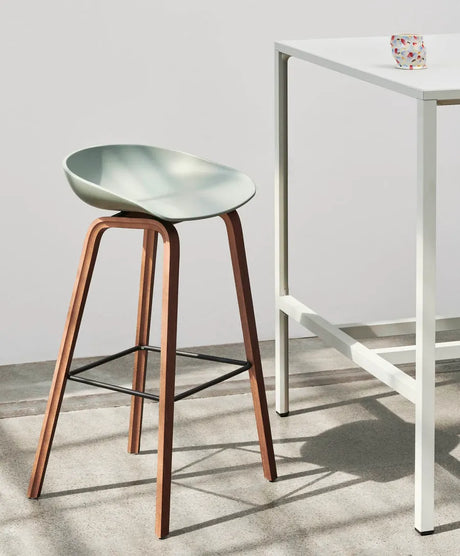 About a Stool AAS32 fra Hay - Lav - B 50 x D 43 x H 64-75 cm / Sort / Lakeret eg - Jacobsen Plus