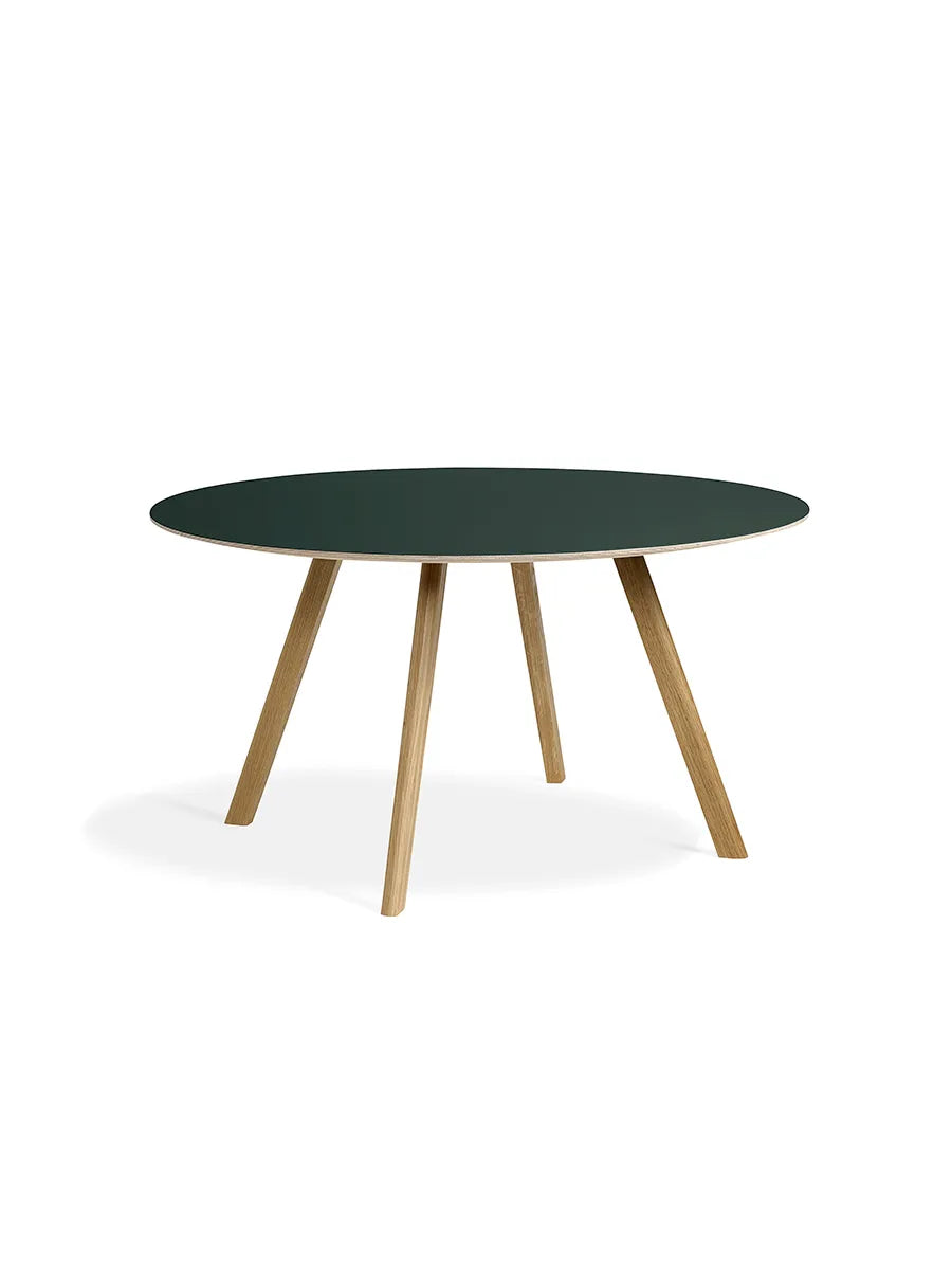 Copenhague CPH25 Bord, Ø140 cm fra Hay - Lakeret eg / Grøn linoleum - Jacobsen Plus