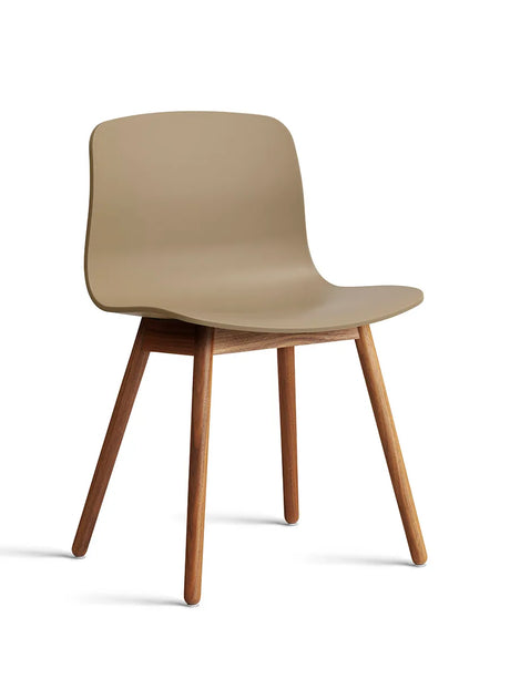 About a Chair AAC12 fra Hay - Clay / Lakeret valnød - Jacobsen Plus
