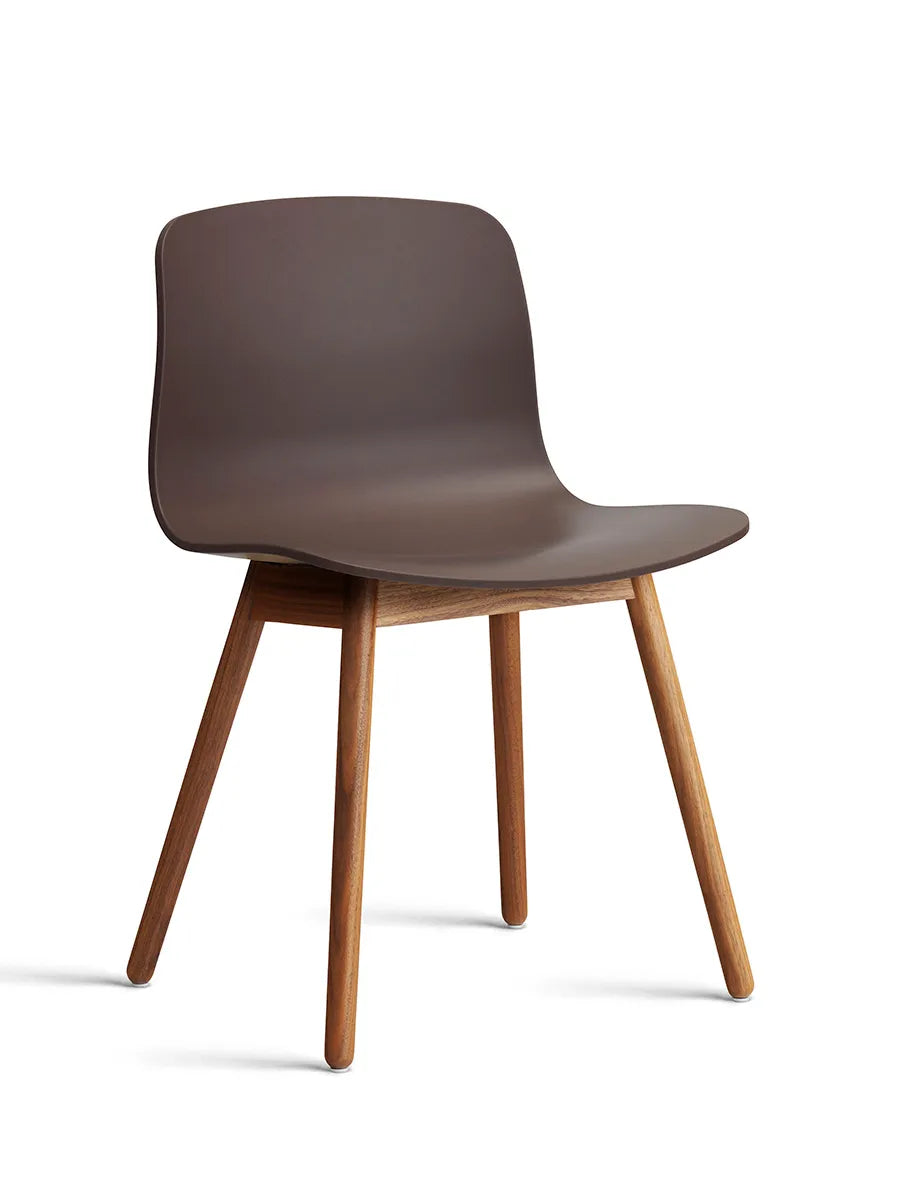 About a Chair AAC12 fra Hay - Raisin / Lakeret valnød - Jacobsen Plus