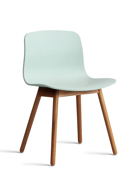 About a Chair AAC12 fra Hay - Dusty Mint / Lakeret valnød - Jacobsen Plus