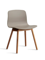 About a Chair AAC12 fra Hay - Khaki / Lakeret valnød - Jacobsen Plus