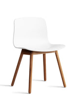 About a Chair AAC12 fra Hay - White / Lakeret valnød - Jacobsen Plus