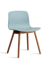 About a Chair AAC12 fra Hay - Dusty blue / Lakeret valnød - Jacobsen Plus