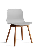 About a Chair AAC12 fra Hay - Concrete grey / Lakeret valnød - Jacobsen Plus