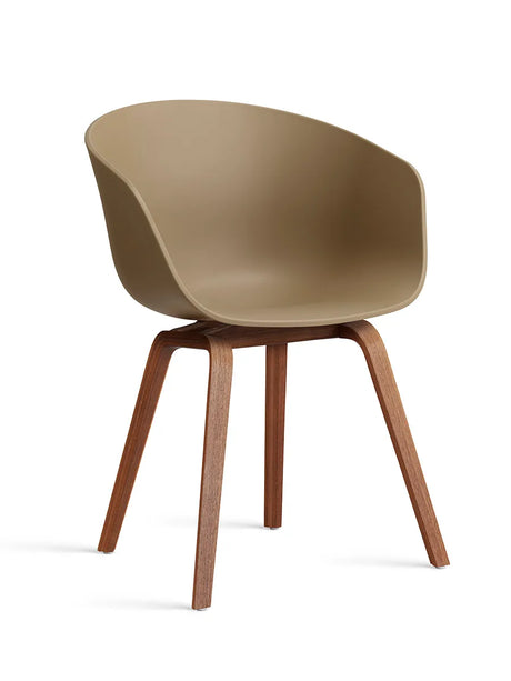 About a Chair AAC22 fra Hay - Clay / Lakeret valnød - Jacobsen Plus
