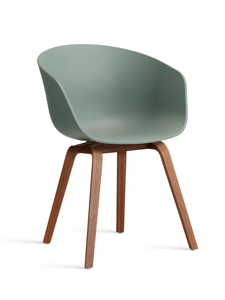 About a Chair AAC22 fra Hay - Fall Green / Lakeret valnød - Jacobsen Plus