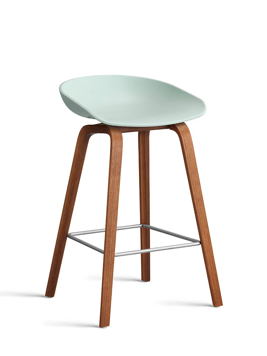 About a Stool AAS32 fra Hay - Lav - B 50 x D 43 x H 64-75 cm / Dusty Mint / Lakeret valnød - Jacobsen Plus