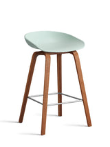 About a Stool AAS32 fra Hay - Lav - B 50 x D 43 x H 64-75 cm / Dusty Mint / Lakeret valnød - Jacobsen Plus