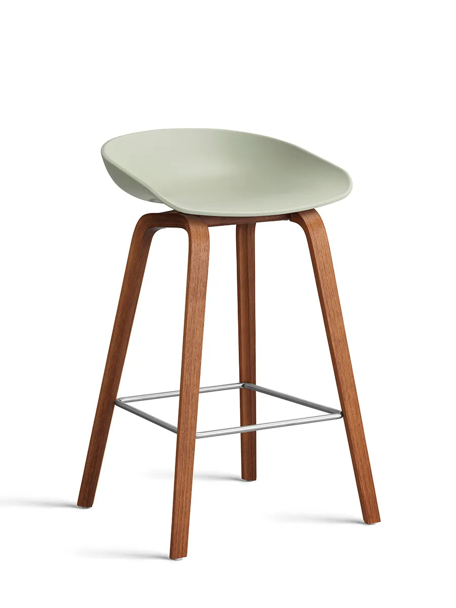 About a Stool AAS32 fra Hay - Lav - B 50 x D 43 x H 64-75 cm / Pastel green / Lakeret valnød - Jacobsen Plus