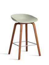 About a Stool AAS32 fra Hay - Lav - B 50 x D 43 x H 64-75 cm / Pastel green / Lakeret valnød - Jacobsen Plus
