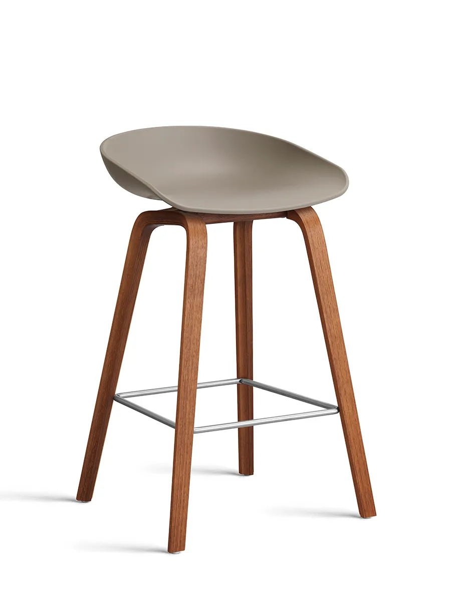 About a Stool AAS32 fra Hay - Lav - B 50 x D 43 x H 64-75 cm / Khaki / Lakeret valnød - Jacobsen Plus