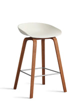 About a Stool AAS32 fra Hay - Lav - B 50 x D 43 x H 64-75 cm / Melange Cream / Lakeret valnød - Jacobsen Plus
