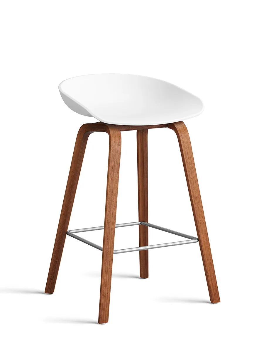 About a Stool AAS32 fra Hay - Lav - B 50 x D 43 x H 64-75 cm / Hvid / Lakeret valnød - Jacobsen Plus