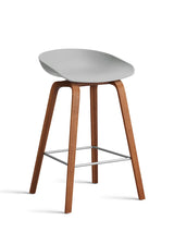 About a Stool AAS32 fra Hay - Lav - B 50 x D 43 x H 64-75 cm / Concrete grey / Lakeret valnød - Jacobsen Plus