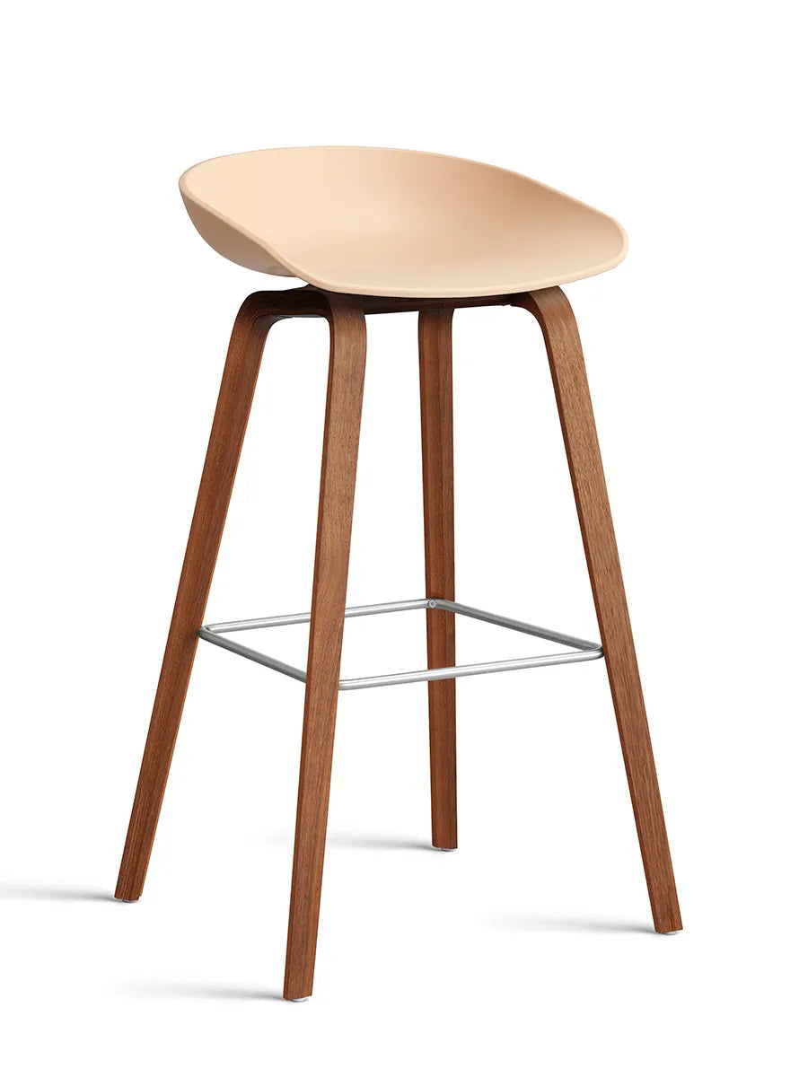 About a Stool AAS32 fra Hay - Høj - B 50 x D 46 x H 74-85 cm / Pale Peach / Lakeret valnød - Jacobsen Plus