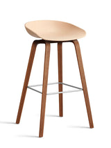 About a Stool AAS32 fra Hay - Høj - B 50 x D 46 x H 74-85 cm / Pale Peach / Lakeret valnød - Jacobsen Plus
