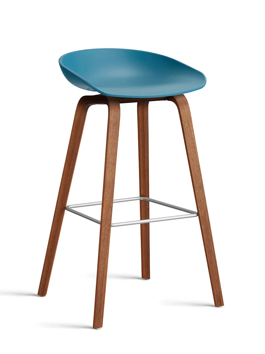 About a Stool AAS32 fra Hay - Høj - B 50 x D 46 x H 74-85 cm / Azure Blue / Lakeret valnød - Jacobsen Plus