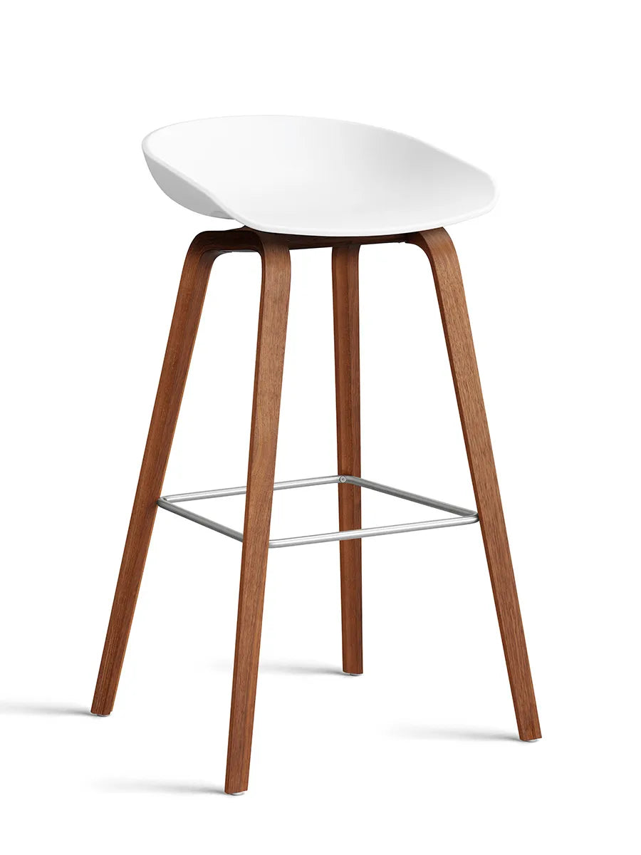 About a Stool AAS32 fra Hay - Høj - B 50 x D 46 x H 74-85 cm / Hvid / Lakeret valnød - Jacobsen Plus