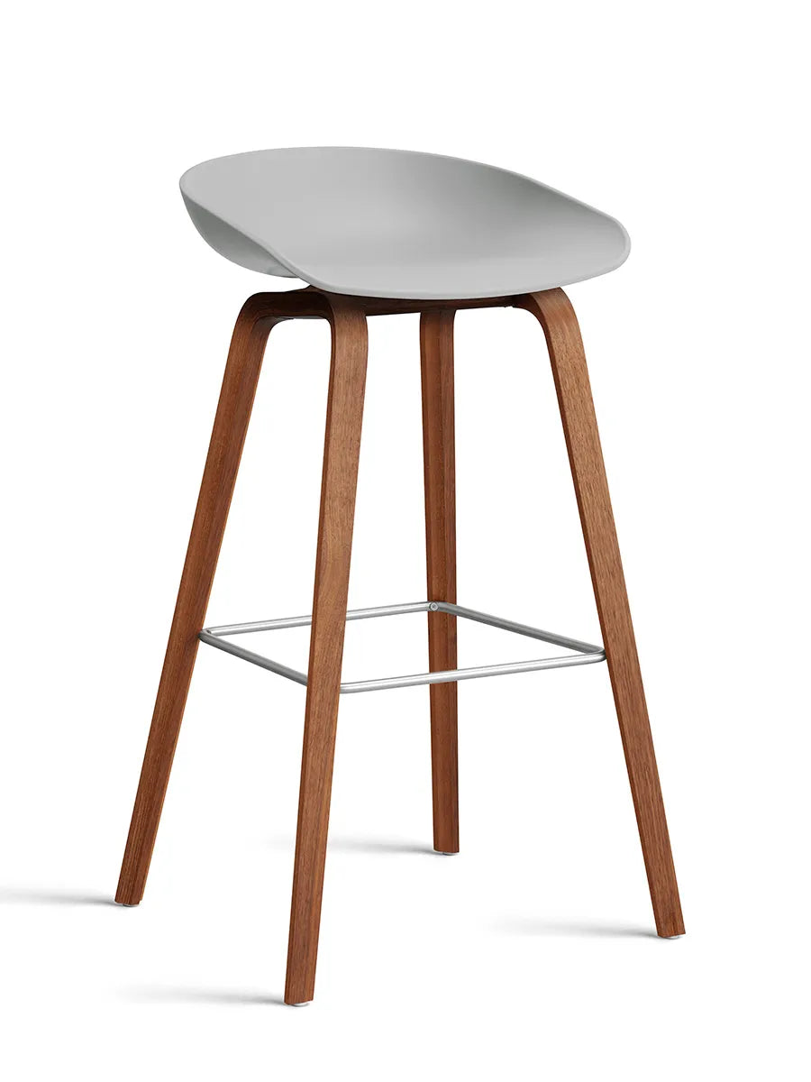 About a Stool AAS32 fra Hay - Høj - B 50 x D 46 x H 74-85 cm / Concrete grey / Lakeret valnød - Jacobsen Plus