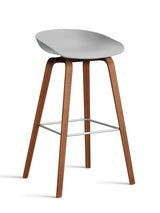 About a Stool AAS32 fra Hay - Høj - B 50 x D 46 x H 74-85 cm / Concrete grey / Lakeret valnød - Jacobsen Plus