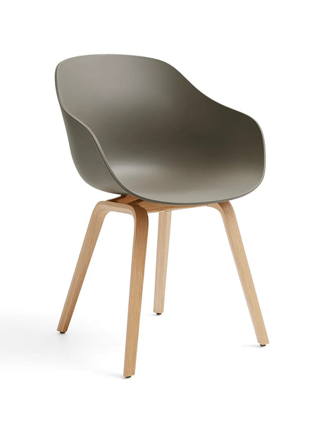 About a Chair AAC 222 fra Hay - Khaki / Lakeret eg - Jacobsen Plus