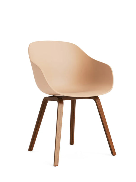 About a Chair AAC 222 fra Hay - Pale Peach / Lakeret valnød - Jacobsen Plus