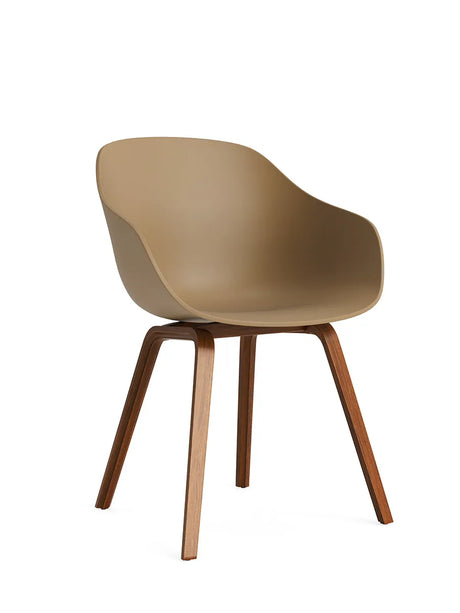About a Chair AAC 222 fra Hay - Clay / Lakeret valnød - Jacobsen Plus
