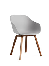 About a Chair AAC 222 fra Hay - Concrete grey / Lakeret valnød - Jacobsen Plus