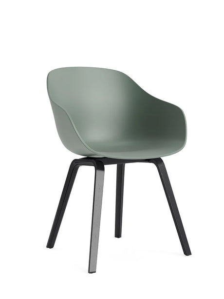About a Chair AAC 222 fra Hay - Fall Green / Sortlakeret eg - Jacobsen Plus