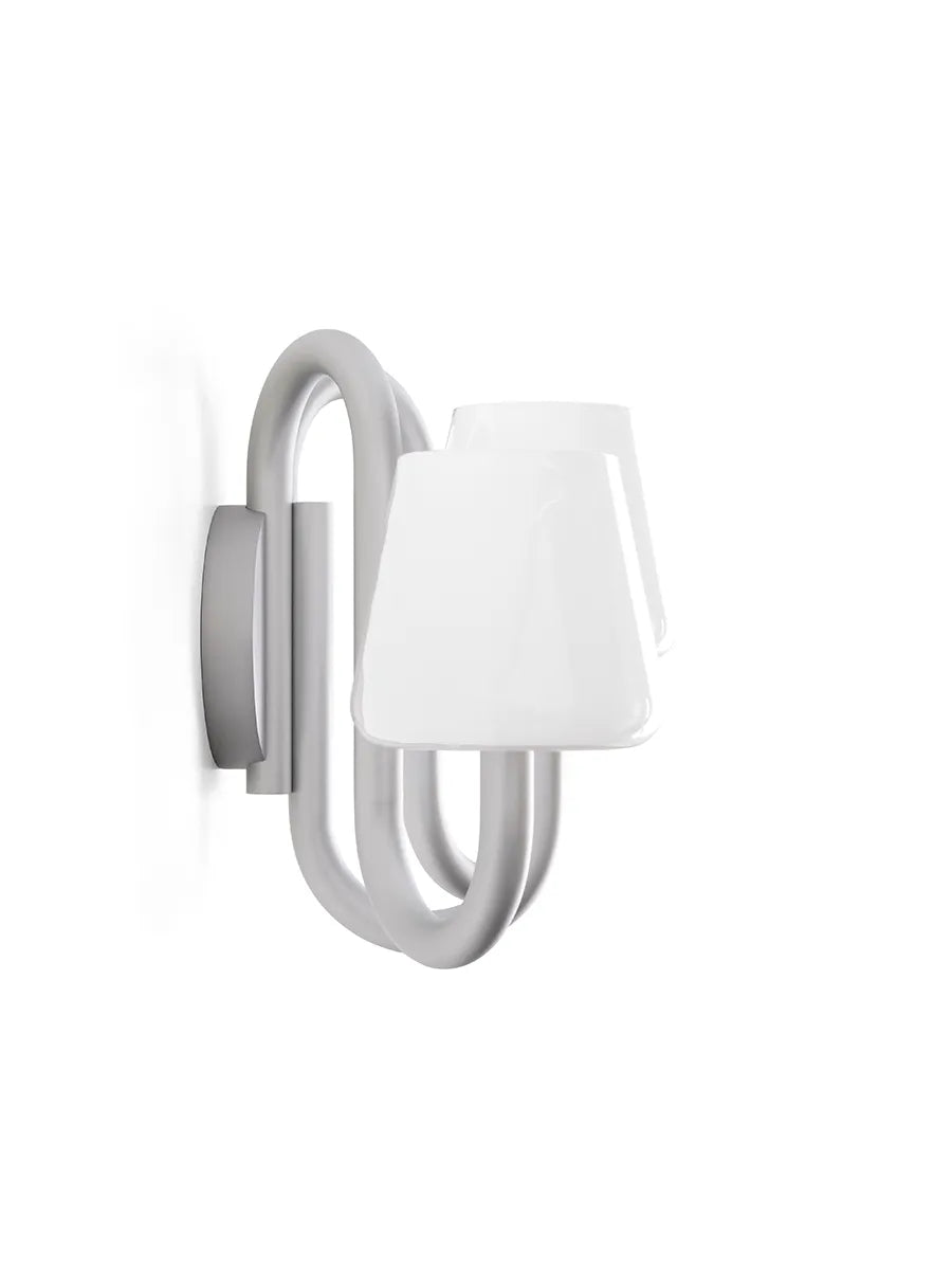 Apollo Wall Sconce, hvid opalglas fra Hay