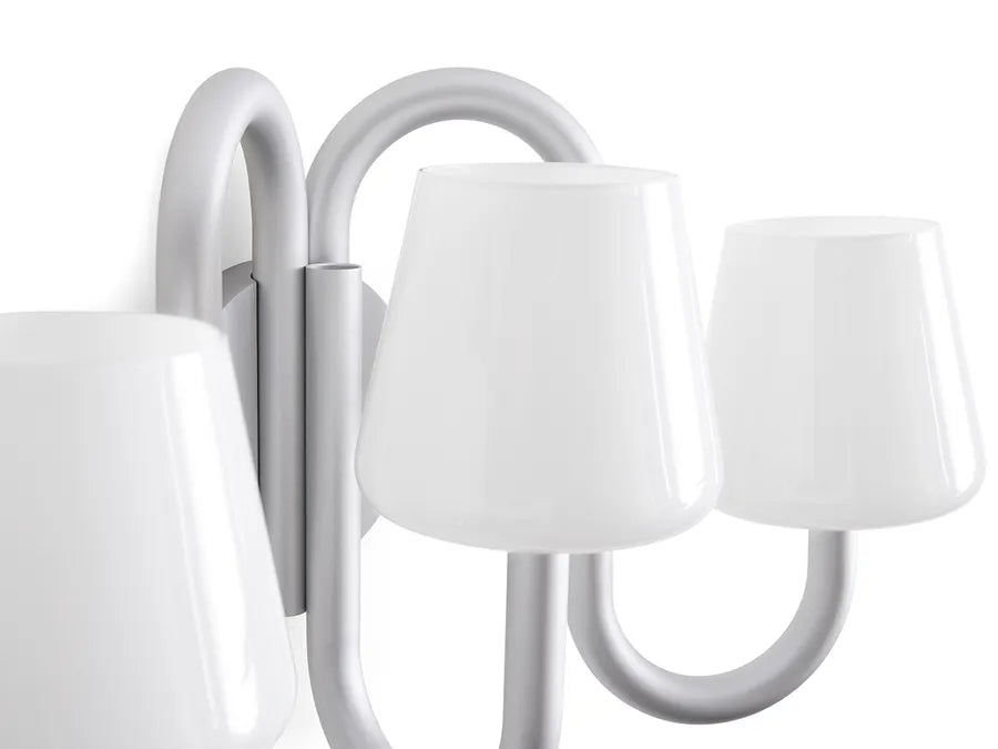 Apollo Wall Sconce, hvid opalglas fra Hay