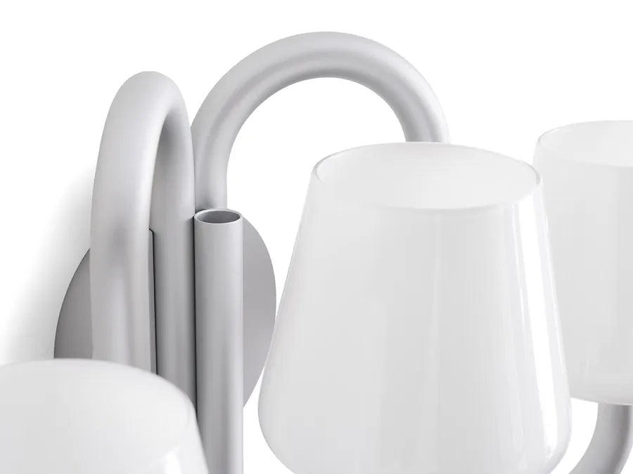 Apollo Wall Sconce, hvid opalglas fra Hay