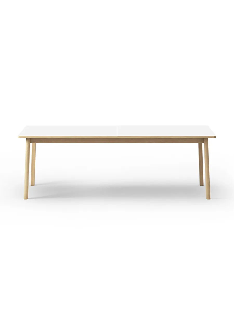 Ana Bord, 220/320 cm fra Fredericia Furniture - Hvid nanolaminat / Eg sæbe - Jacobsen Plus
