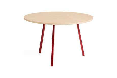 Loop Stand Round Table, Ø120 fra Hay - Lakeret eg / Maroon Red - Jacobsen Plus