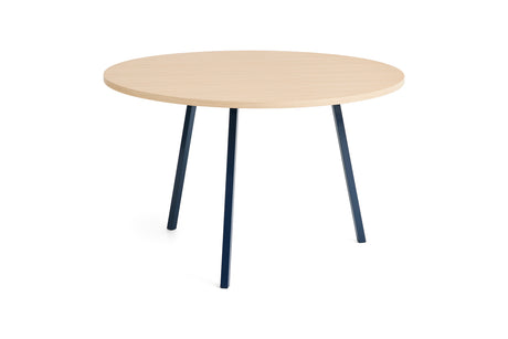 Loop Stand Round Table, Ø120 fra Hay - Lakeret eg / Deep Blue - Jacobsen Plus