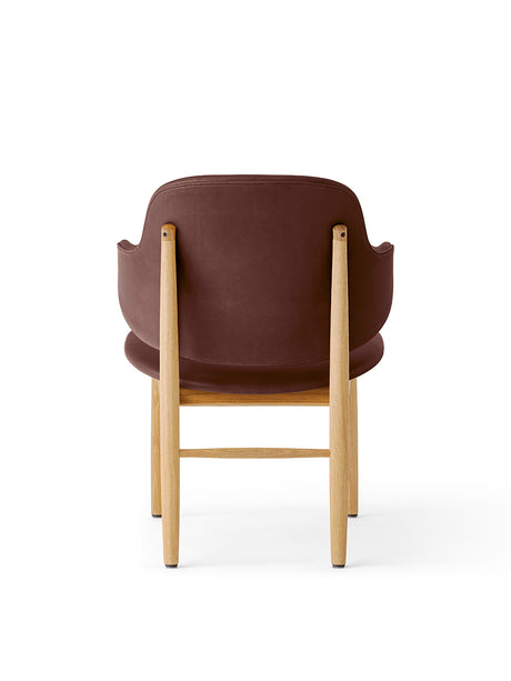 Audo Copenhagen - The Penguin Wooden loungestol, fuldpolstret - Rødbejdset eg - Logan Fossil (tekstil) - Jacobsen Plus