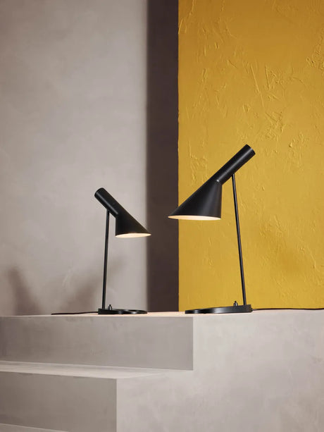 AJ Mini bordlampe fra Louis Poulsen - Sort - Jacobsen Plus