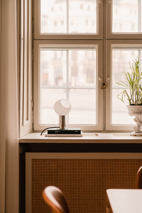 Donya Bordlampe fra Anour - Gold brushed - Jacobsen Plus