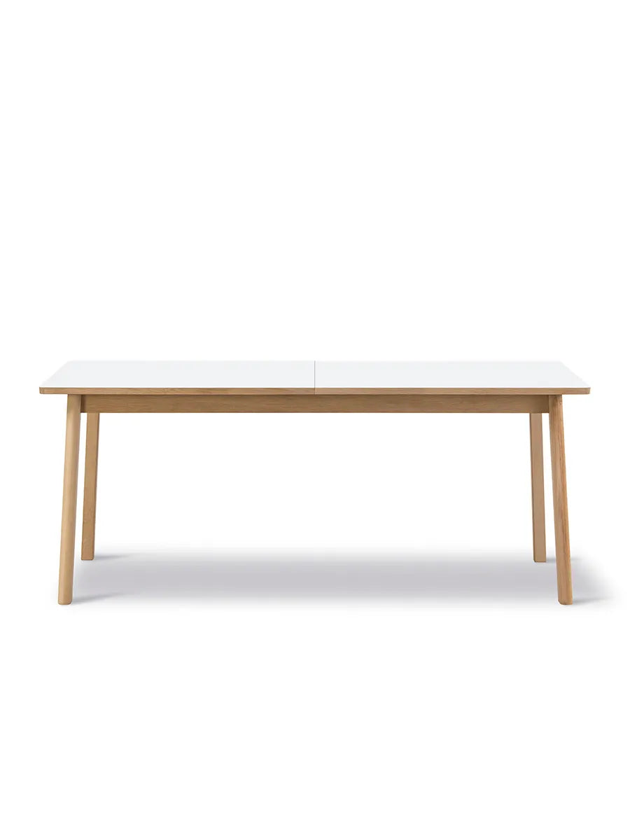 Ana Bord, 180/280 cm fra Fredericia Furniture - Eg sæbe / Hvid nanolaminat - Jacobsen Plus