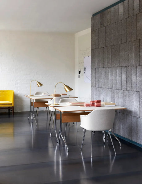 Pavilion Skrivebord AV16 fra &Tradition - Mushroom linoleum-eg finér - Jacobsen Plus