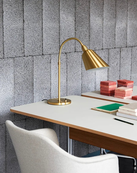 Pavilion Skrivebord AV16 fra &Tradition - Mushroom linoleum-eg finér - Jacobsen Plus