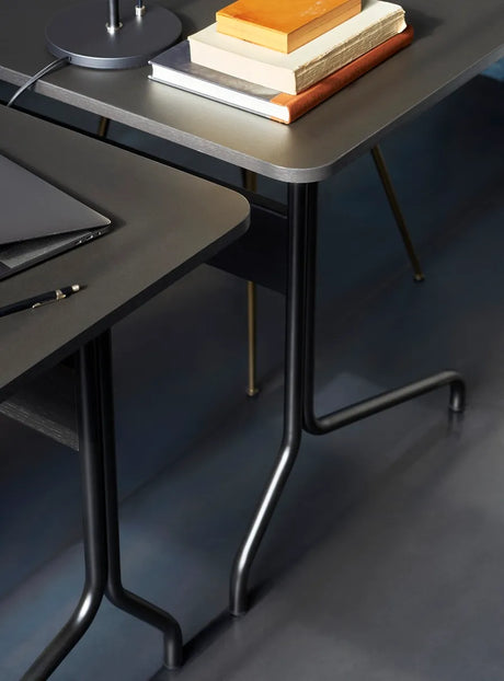 Pavilion Skrivebord AV16 fra &Tradition - Mushroom linoleum-eg finér - Jacobsen Plus
