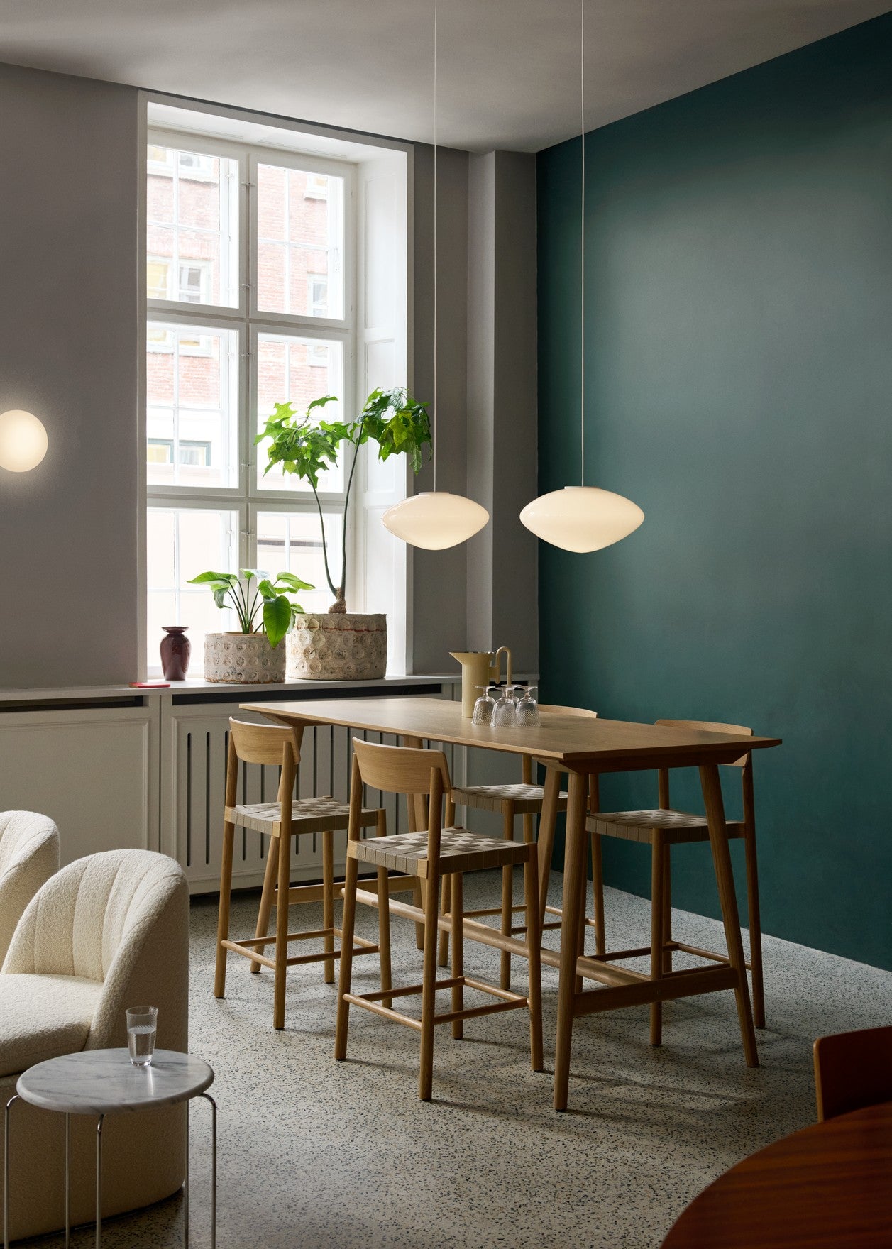 Betty TK12 counter barstol fra &Tradition