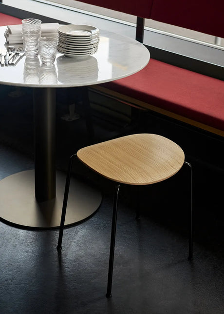 Pavilion Stool AV36 fra &Tradition - Sortlakeret eg - Jacobsen Plus