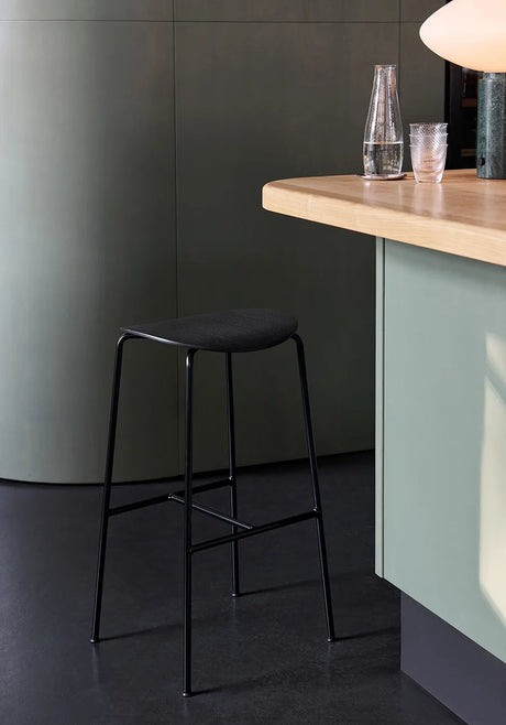 Pavilion Counter Stool AV37 fra &Tradition - Sortlakeret eg - Jacobsen Plus