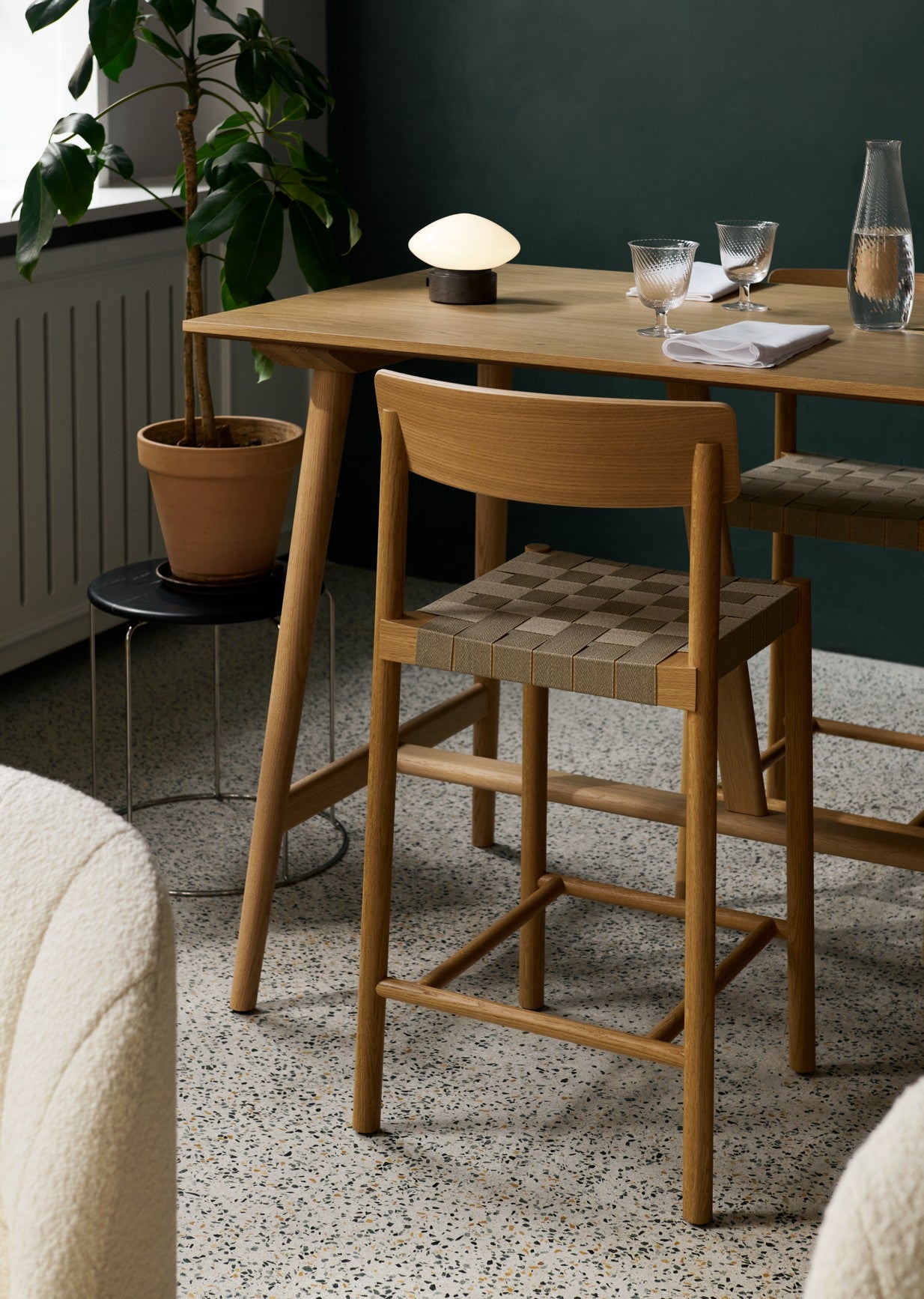 Betty TK12 counter barstol fra &Tradition