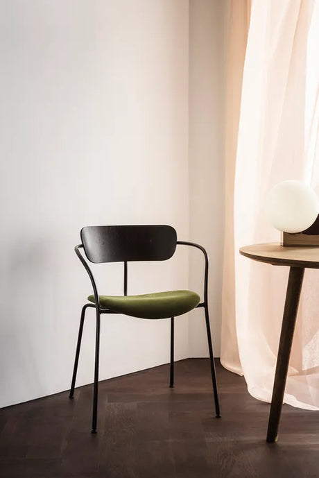 Pavilion Stol AV1 fra &Tradition - Sortlakeret eg - Jacobsen Plus