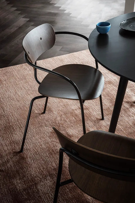 Pavilion Stol AV1 fra &Tradition - Sortlakeret eg - Jacobsen Plus