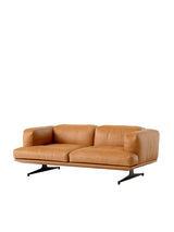 Inland AV22 sofa fra &Tradition - Noble Cognac Læder - sort stel - Jacobsen Plus